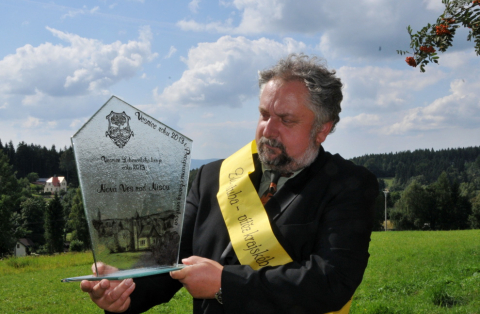 Starosta Nové Vsi nad Nisou Milan Fiala s vítěznou trofej Vesnice roku LK